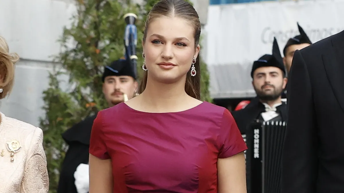 La princesa Leonor vuelve a apostar por un vestido hecho a medida para los Premios Princesa de Asturias y unos pendientes con mucha historia
