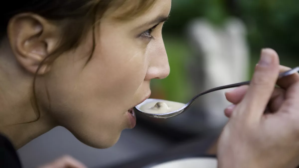 El caldo favorito de 3 nutricionistas para tener una piel y un pelo  envidiables | Telva.com