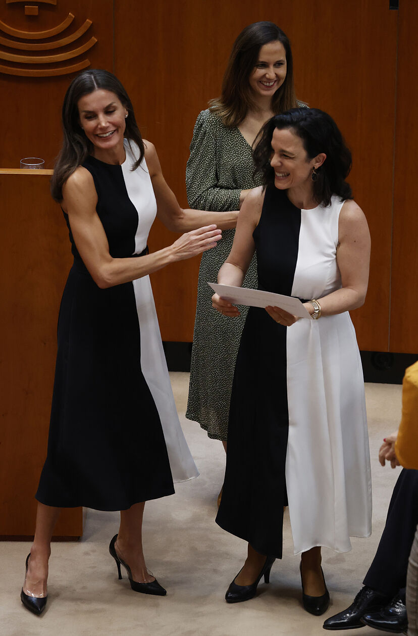 Reina Letizia Complementos Para Vestido Blanco Y Negro Zapatillas