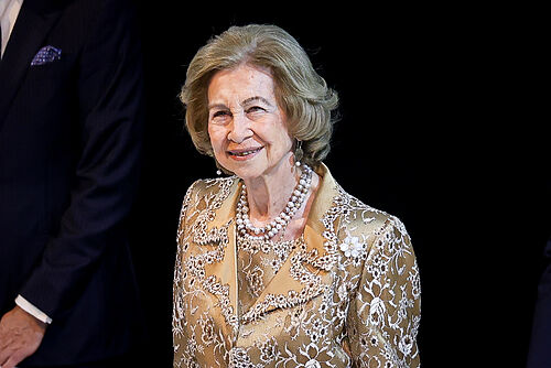 Tenemos que hablar de los zapatos dorados de la reina Sofa que sern el calzado ms tendencia esta Navidad