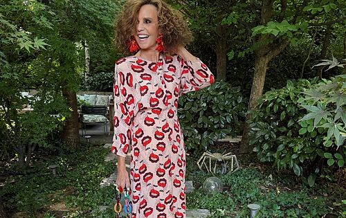 La invitada ms elegante del fin de semana tiene ms de 60 y un vestido estampado y estilossimo de Mirto