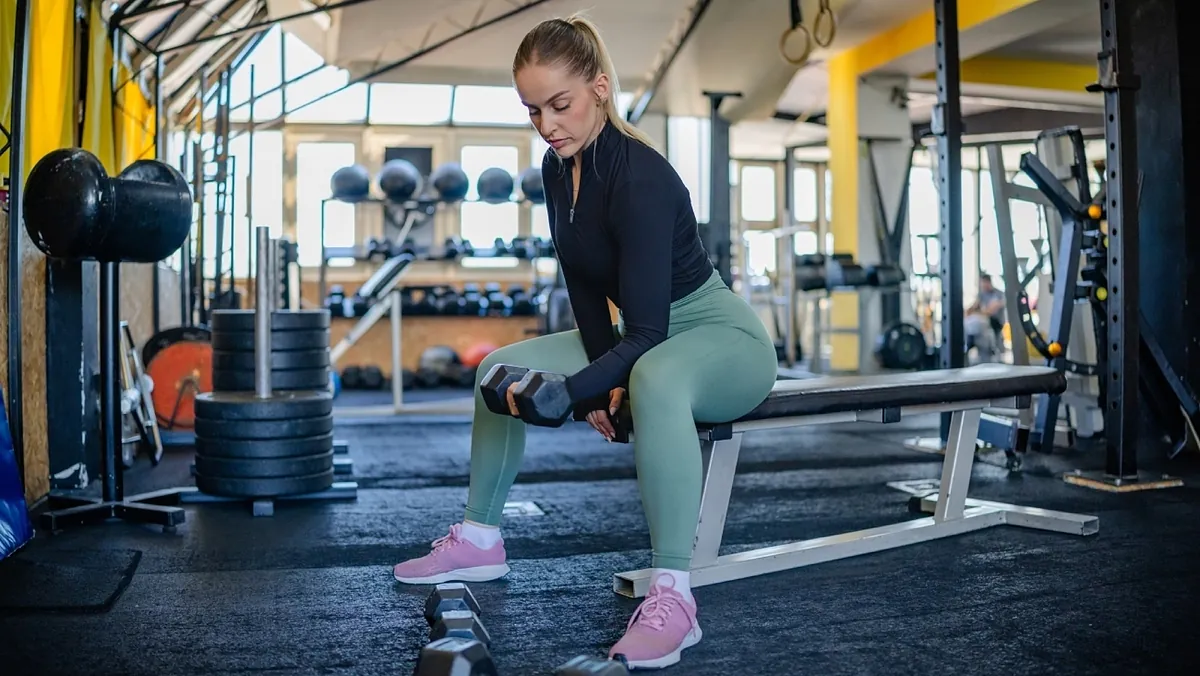 Fredy Gil, entrenador: Al empezar a entrenar fuerza a los 50, "hacer el curl sentado ayuda a aislar ms el bceps, a reducir el balanceo del cuerpo, evitar trampas y trabajar con control"