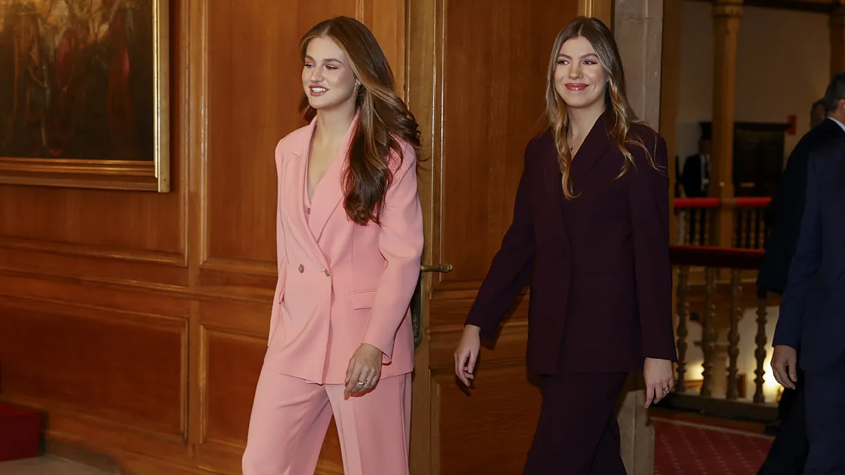 La princesa Leonor recibe a los galardonados con el Premio Fin de Grado de la Universidad de Oviedo con un traje sastre rosa coordinado con su hermana: el ms bonito hasta la fecha