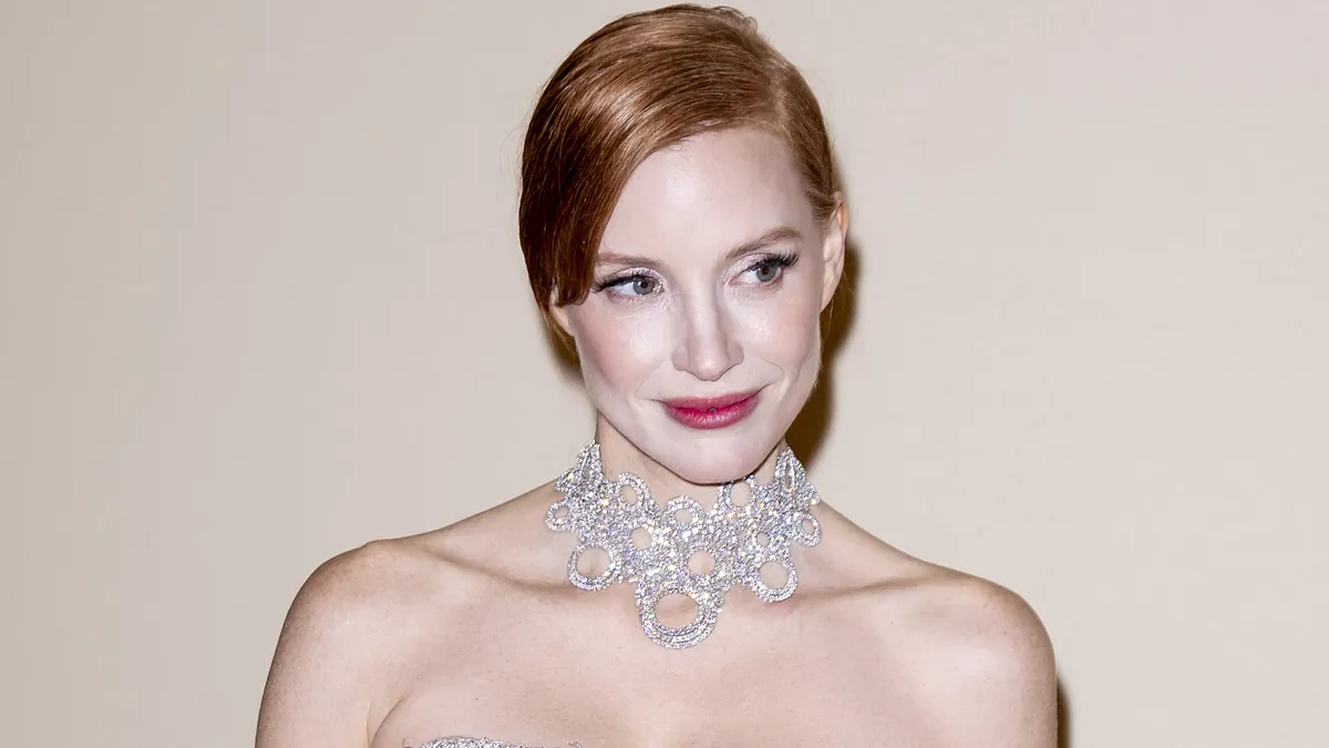 Roberto Siguero, maquillador, sobre el maquillaje de Jessica Chastain: "Es infalible el colorete en crema difuminado hacia la sien para dar esa imagen de frescura en el rostro"