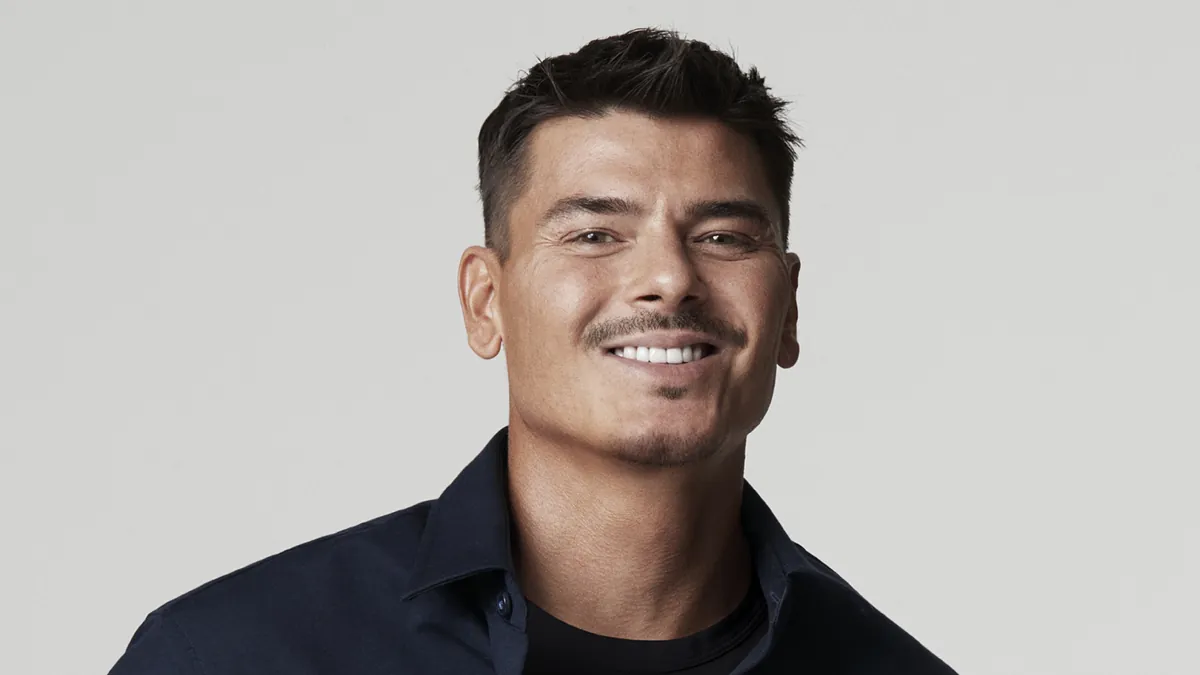 Mario Dedivanovic, maquillador: "Si tienes los ojos pequeños, no conviene aplicar sombras de ojos oscuras ni en el lagrimal ni en el centro del párpado sino en el exterior ...