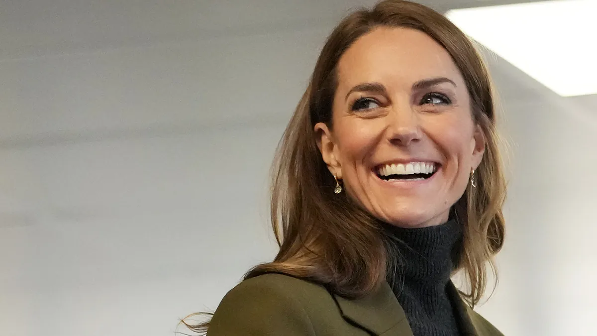 Kuki Gimnez, peluquera, sobre el nuevo color de pelo tendencia de Kate Middleton: "Las mechas castao miel aportan luz al rostro sin crear contrastes demasiado fuertes"