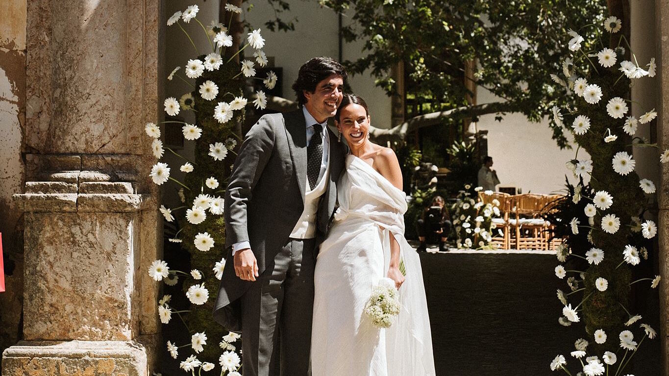 La boda en la Sierra de Tramuntana de Cristina y Pablo: un vestido de inspiración helénica y unas originales cuñas