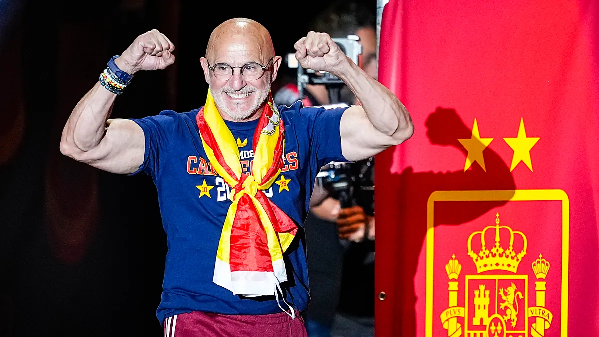 Luis de la Fuente, 65 años, seleccionador nacional de fútbol: "Tengo la rodilla, el hombro, la mano y tres costillas rotas..., pero voy a entrenar. Es una hora al día solo para mí "