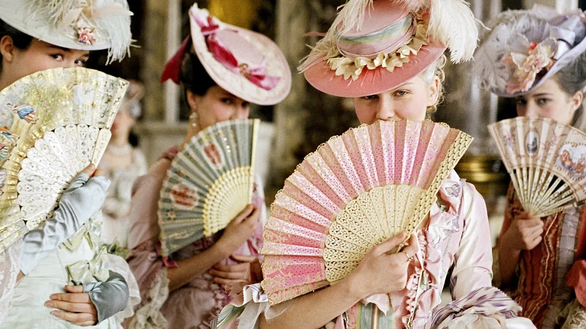 Abanicos, margaritas, caídas de ojos y citas rápidas: donde el algoritmo no llega, el romanticismo 'old school' se reinventa
