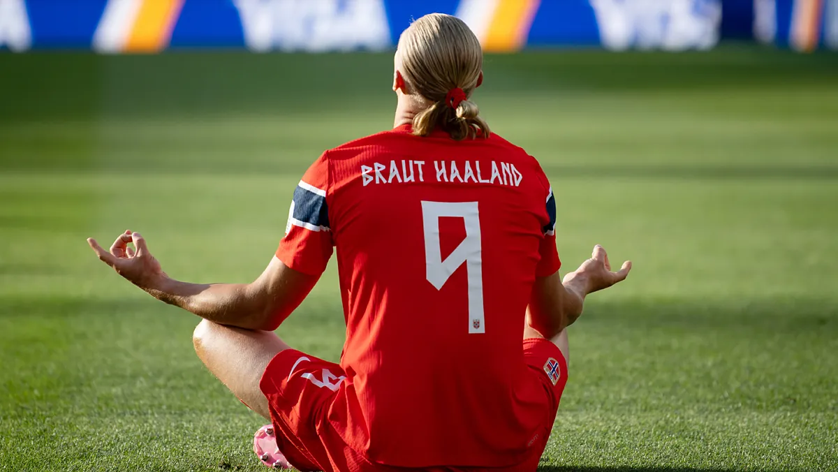 Analizamos la rutina de bienestar (pensada al detalle) de Haaland, delantero de Noruega, para ver qué hábitos funcionan y cuáles pueden quedarse perfectamente en el vestuario
