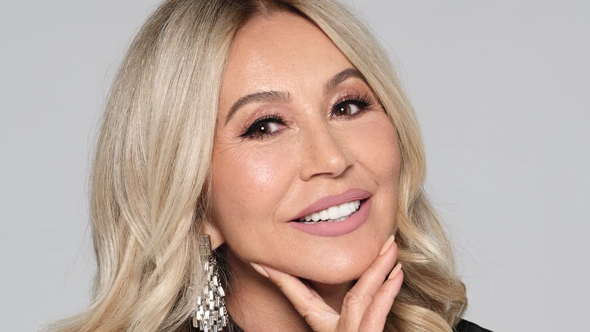 Anastasia Soare, experta en maquillaje: "Un delineado grueso apelmaza el párpado y lo hace lucir más caído y una línea más fina hacia arriba en la comisura exterior ...