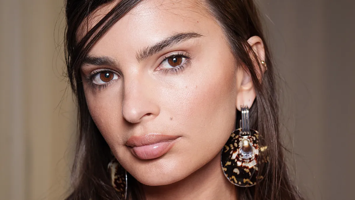 Beatriz Iglesias, maquilladora: "A partir de los 50, usar bases de maquillaje con más cobertura solo envejece y deja aspecto de cansada"