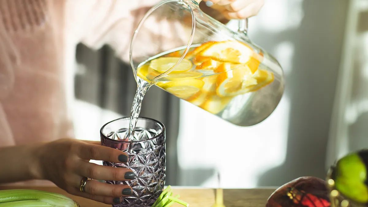 botella de agua es inclinado, torrencial claro agua dentro un vaso metido  en un mesa. 59873144 Foto de stock en Vecteezy, image size:1200x675