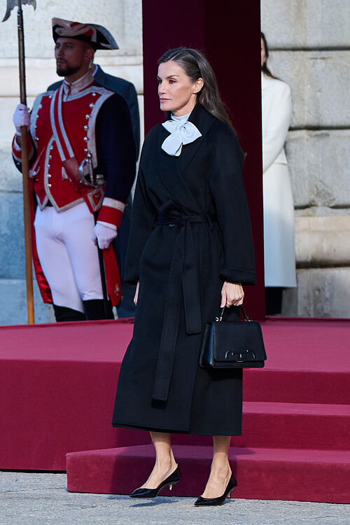 La reina Letizia vuelve a elegir la firma de su vestido de novia con un look espectacular ante el Sultn de Omn