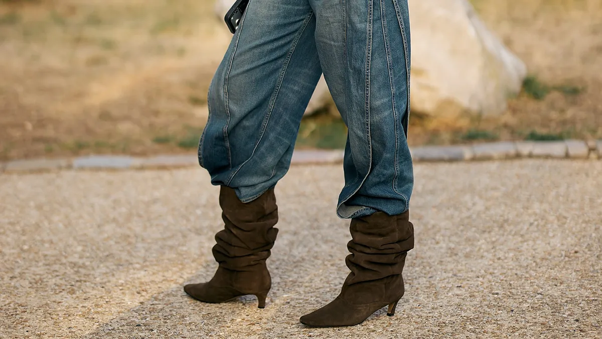 Las botas de tacn sensato que estn en todas las tiendas y son perfectas para combinar tanto con vestidos midi como con bermudas sin renunciar a la comodidad