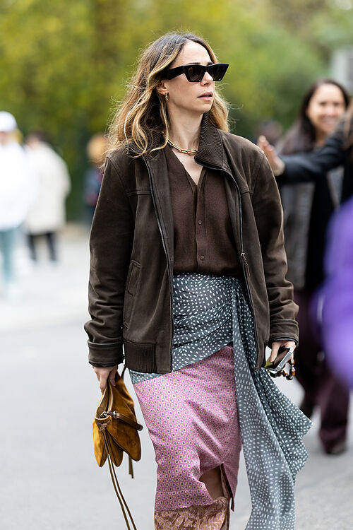 Soy editora de moda y estas tendencias no han pasado el filtro del cambio de armario: 5 prendas que ya no se llevan y 5 por las que sustituirlas