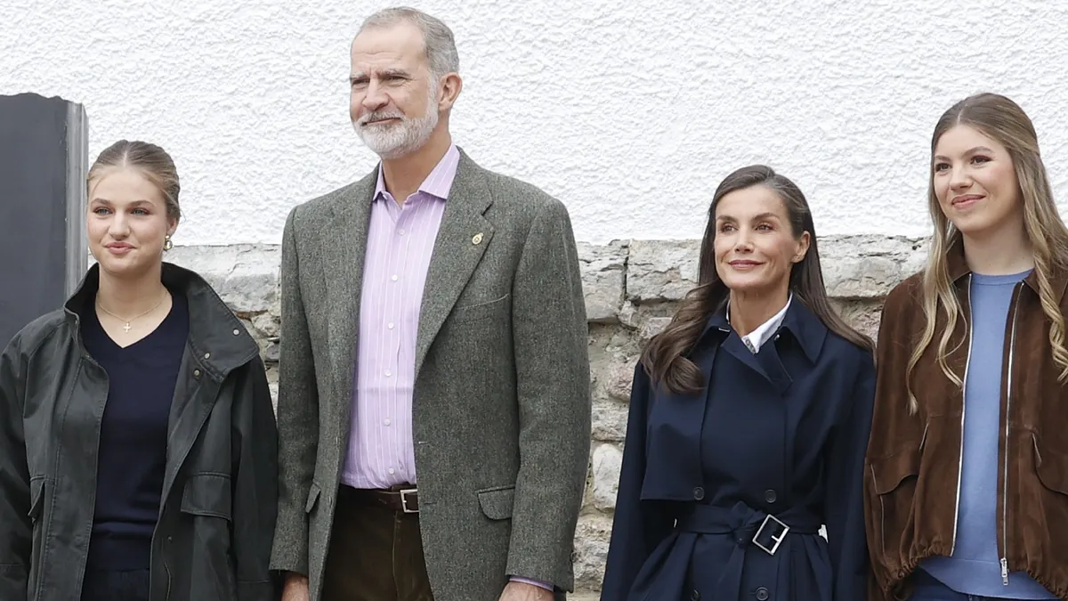 La gabardina corta en color azul marino de la reina Letizia es el abrigo ms funcional del otoo (y el que mejor combina con sus vaqueros rectos y sus zapatos Oxford planos)