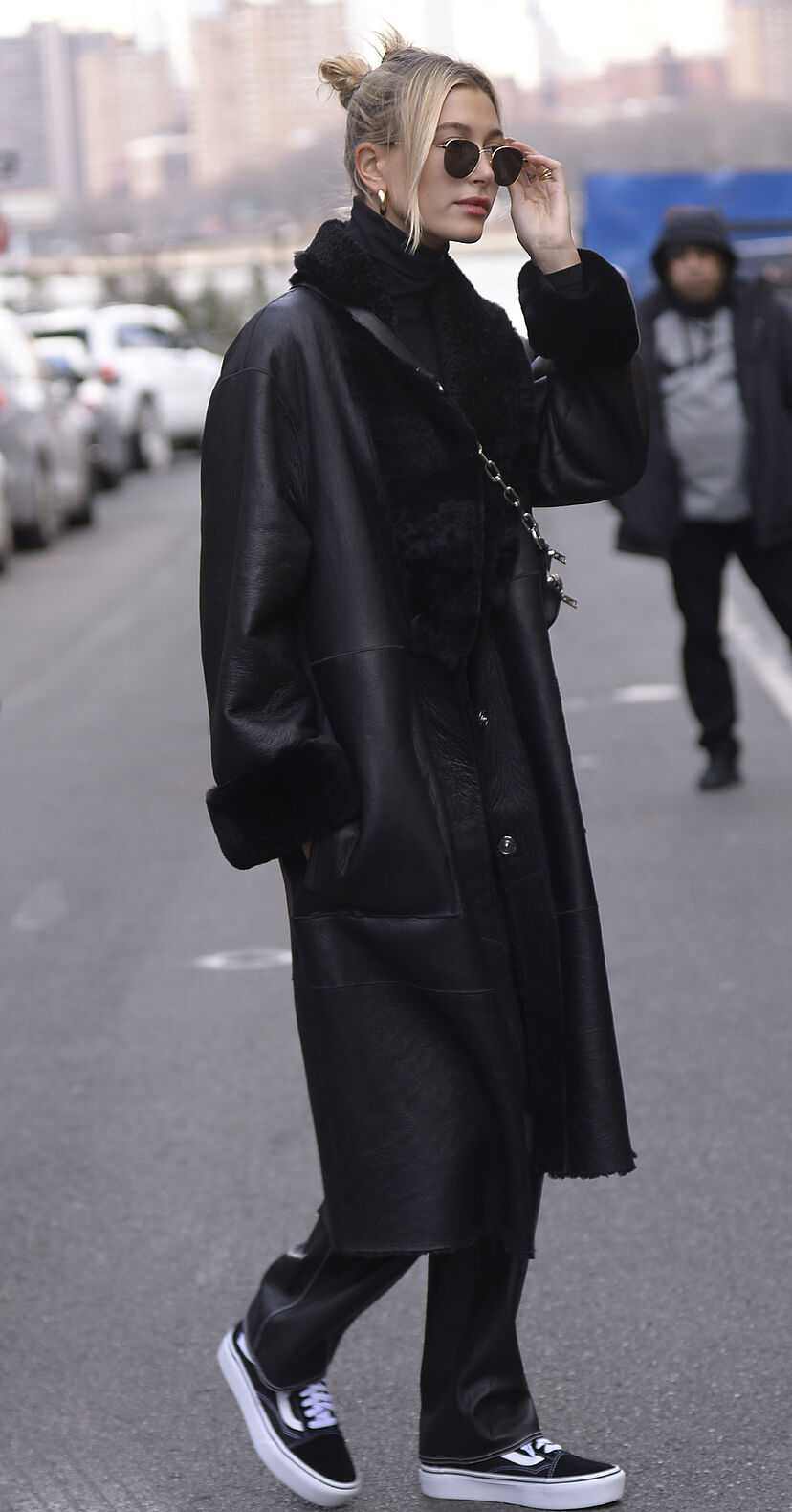 Zapatillas negras: maneras de combinarlas para lograr looks