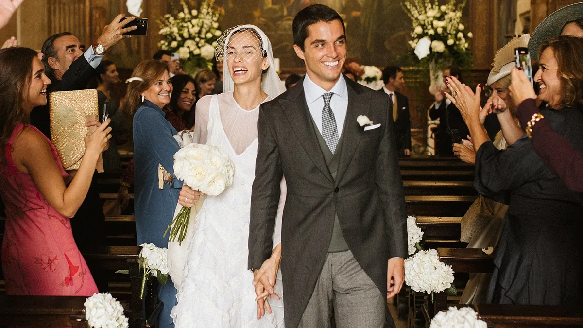 María y Tomás: una novia con vestido de volantes y un velo con rejilla en  una boda preciosa en la Costa Brava | Telva.com, image size:1200x675