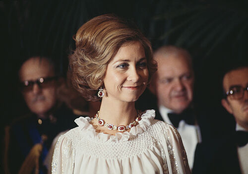 El da que la reina Sofa fue la invitada que caus sensacin: era 1976 y llevaba el vestido con capa que este ao es tendencia en las bodas