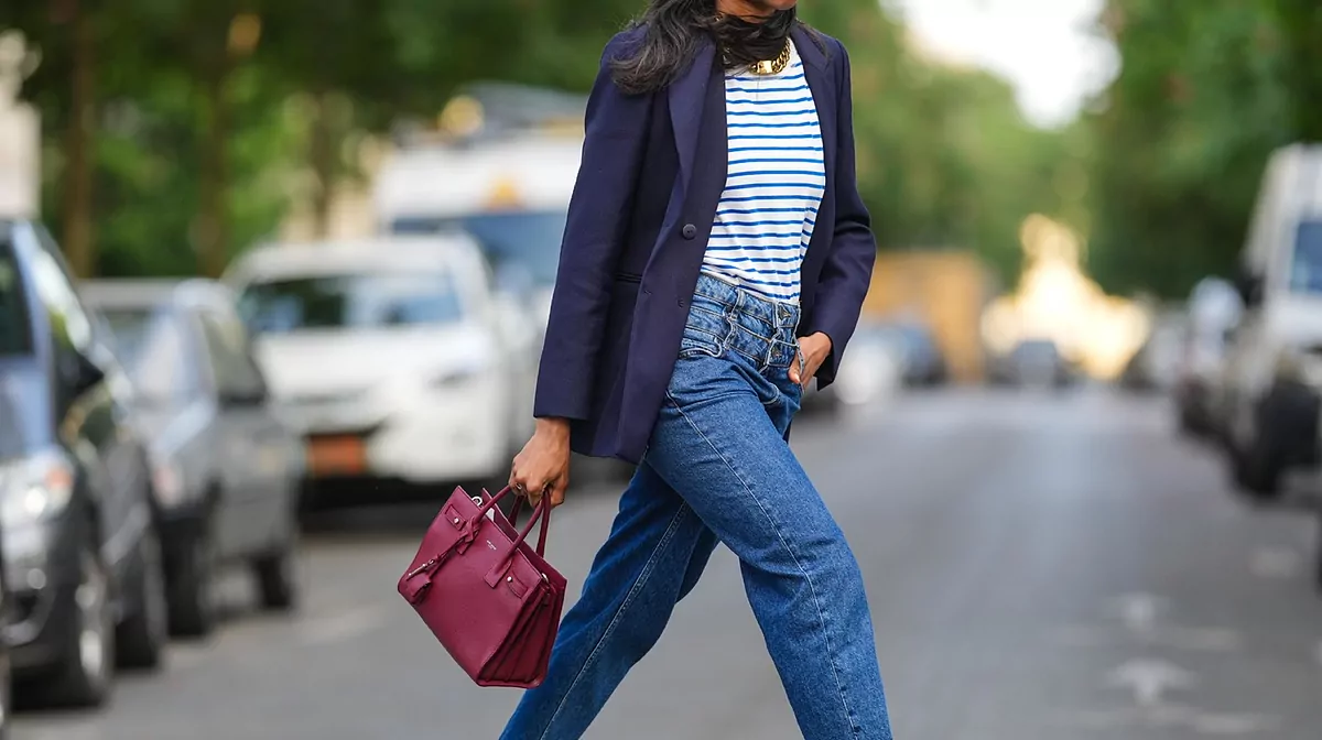 outfit casual con camisa de rayas mujer