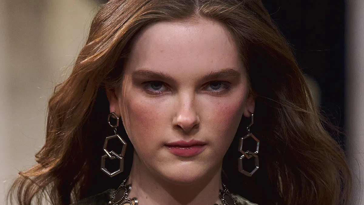 William de Freitas, maquillador: "Un buen truco si tu base de maquillaje es muy cubriente es mezclarla con 3 gotas de tu sérum para el rostro y así lograrás una piel más ...