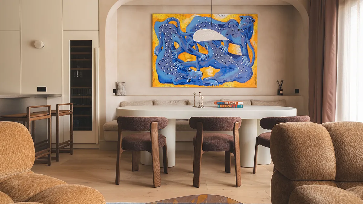 En este tico de Barcelona, una escalera escultrica acapara las miradas hasta descubres una cocina abierta en madera y acero inoxidable o un bonito bao donde la piedra es protagonista