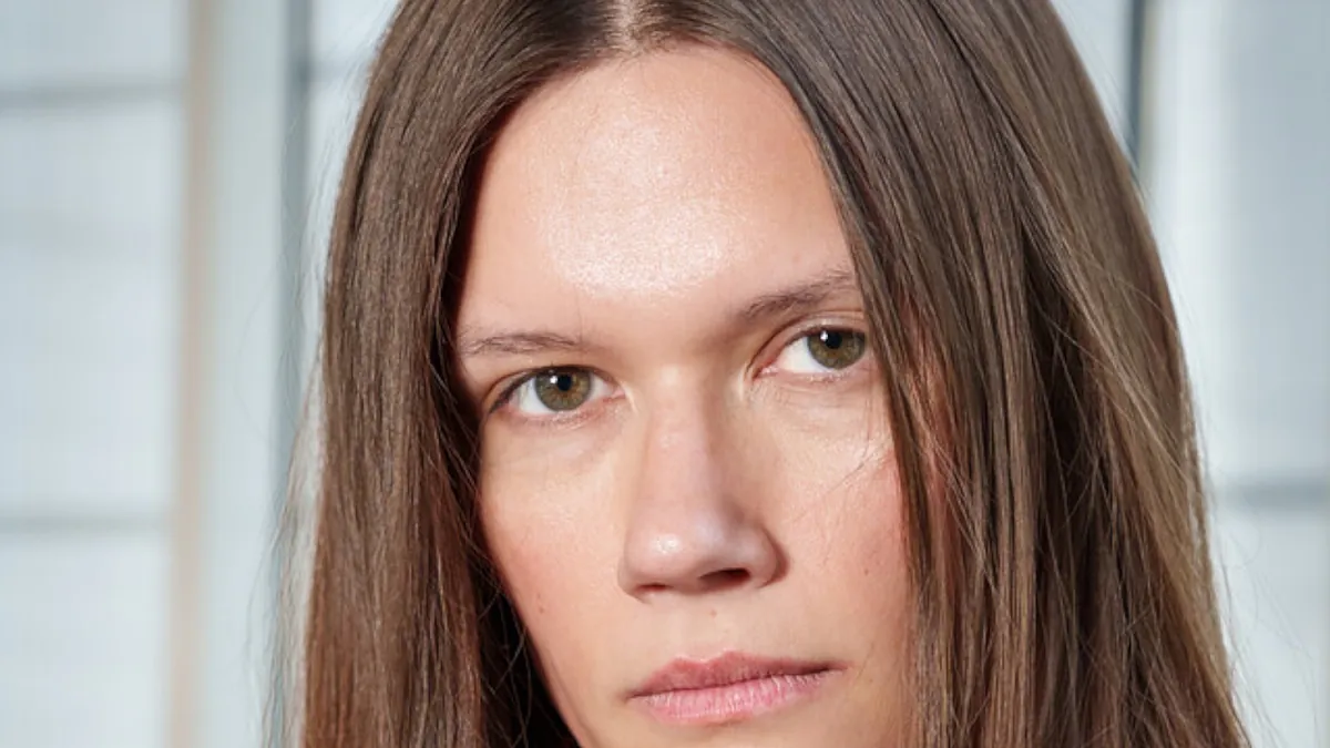 Noelia Jimnez, peluquera: "Si tienes el cabello fino, cambia la raya hacia el lado contrario. Conseguirs levantar la raz y crear mayor volumen"