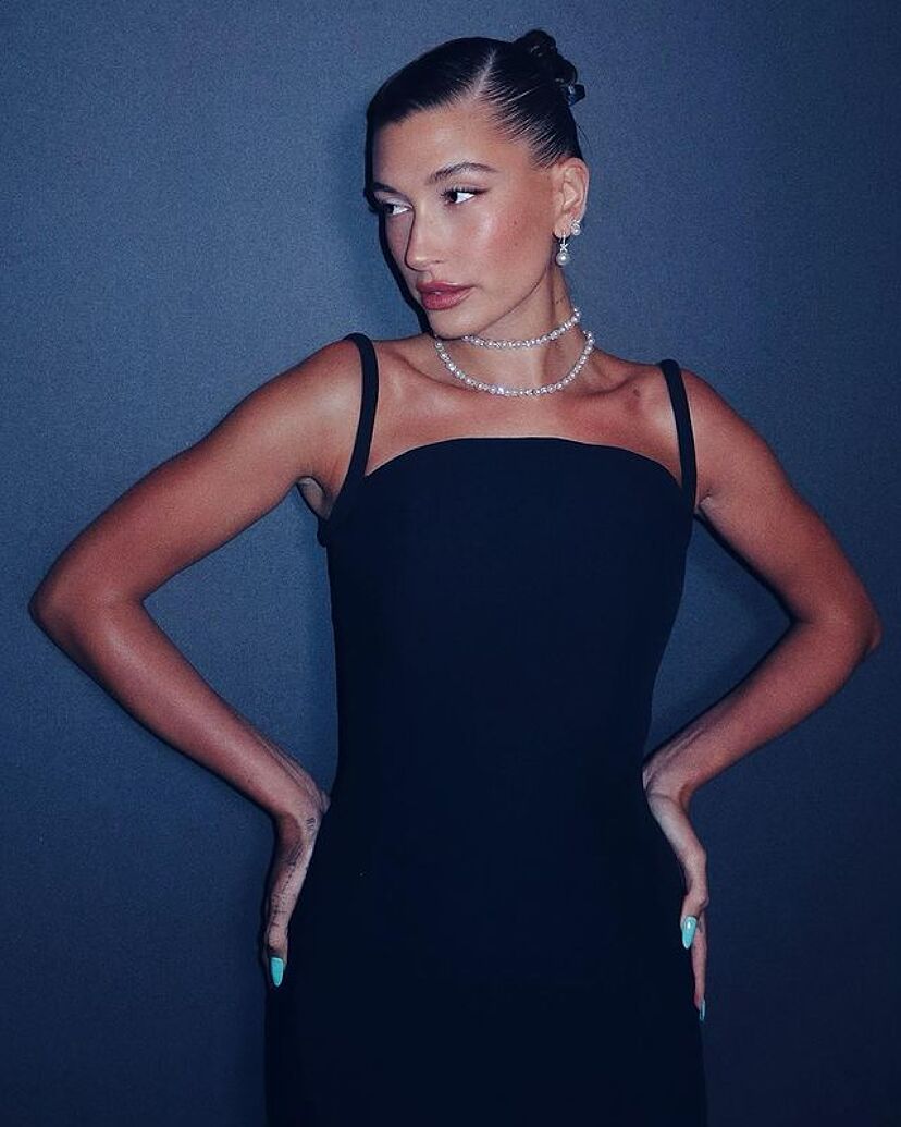 El da que Hailey Bieber y Zara copiaron a Rachel Green el vestido negro  ms tendencia del verano | Telva.com