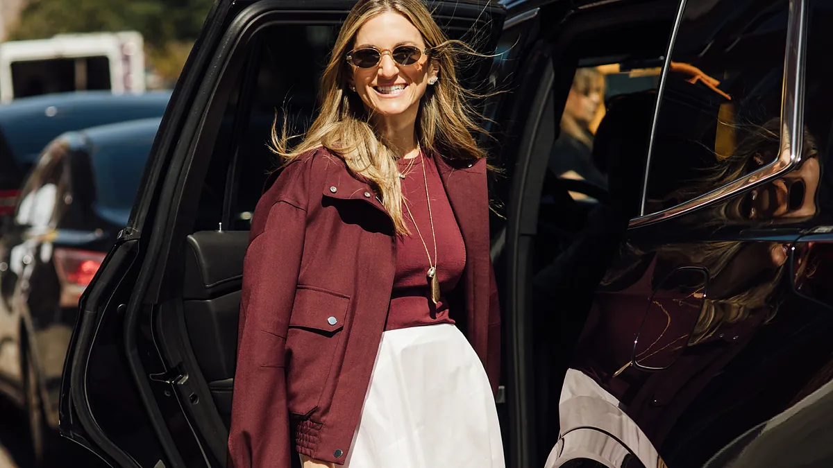 Olvida los pantalones anchos y los vaqueros, acaba de llegar a Zara la falda midi ms bonita de la temporada que estilistas y editoras llevaban esperando toda la semana