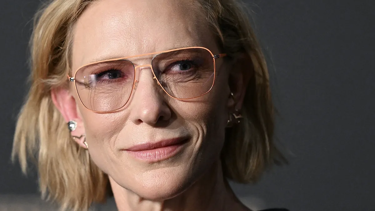 Esther Nieto, maquilladora: "Si llevas gafas, usa lpiz de ojos negro o marrn, aplica mscara de pestaas y pon un toque de sombra reflectante en el centro del prpado para abrir la mirada"