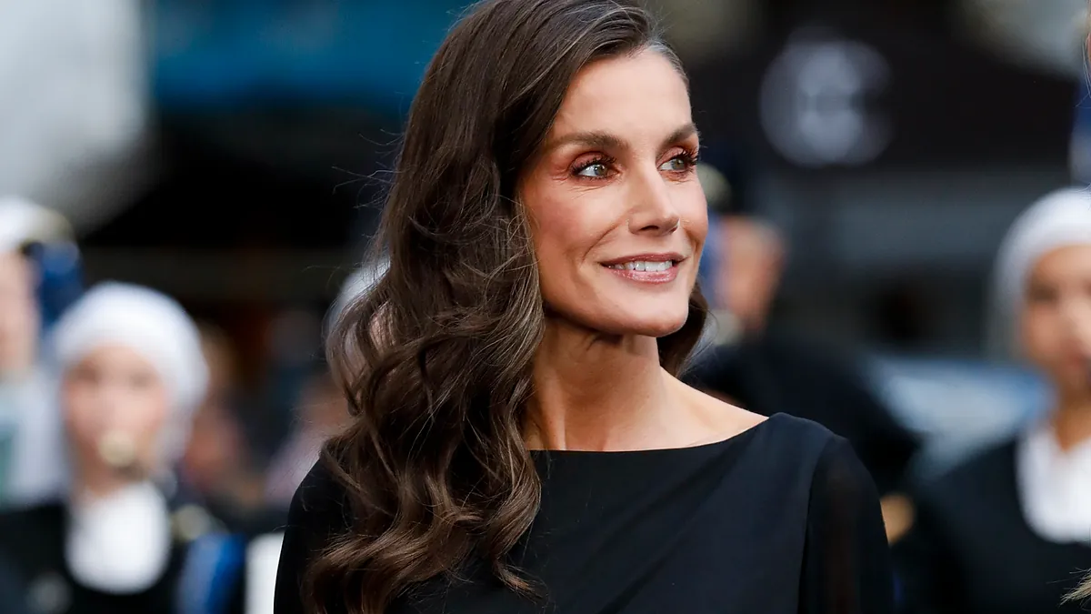 La reina Letizia, imponente, vuelve a confiar en la elegancia del negro en los Premios