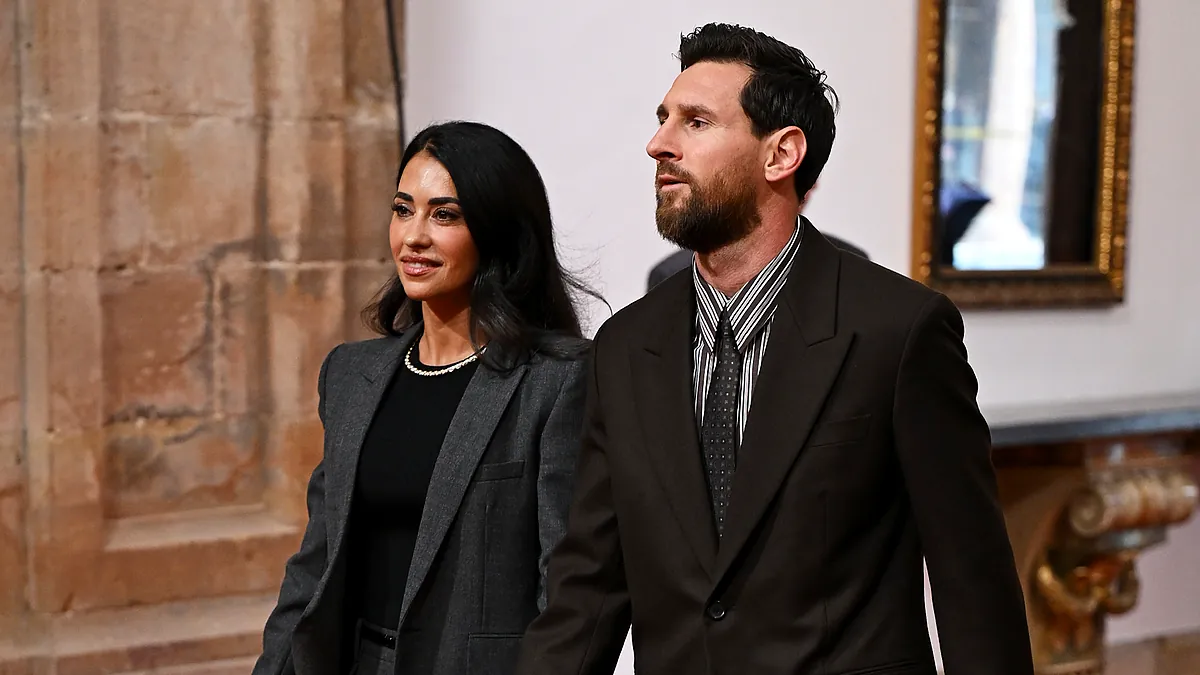 La mirada de Antonela Roccuzzo al ver a Leo Messi recoger el Princesa de Asturias brilla ms que su impresionante collar de diamantes