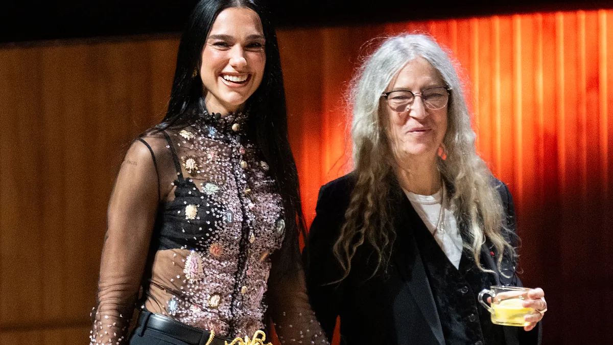 Dua Lipa pregunt: "Qu es para ti el pan de ngeles?" Patti Smith responde: "Cantar con 3000 personas en Oviedo. A Fred [Smith, su marido] le habra encantado"